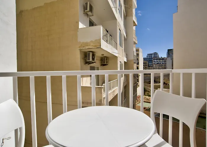 Sliema 2-Bedroom Central Apartments And Penthouse With Jacuzzi